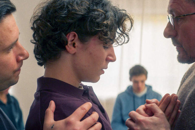 Timotheus (Serafin Mishiev, 2.v.l.) hat sich freiwillig in ein "Seelsorge Camp" begeben, um sich von Pastor Sebastian (Thimo Meitner, li.) und Dr. Schäfer (Martin Lindow, re.) von seinen Gefühlen für Jonas (Lennox Halm, 2.v.r.) "heilen" zu lassen.