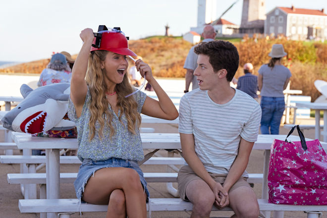 Maddie (Jennifer Lawrence) ist sich für nichts zu schade, um den schüchternen Percy (Andrew Barth Feldman) aus der Reserve zu locken.
