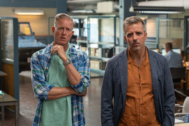 "Dan Sommerdahl - Tödliche Idylle: Tödlicher Ehrgeiz": Wer hat die Segel-Influencerin Louise Busck umgebracht? Dan (Peter Mygind, l.) und Flemming (André Babikian) versuchen, sich einen Überblick zu verschaffen.