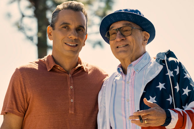 Sizilianischer Stolz: Sebastian (Sebastian Maniscalco, li.) und Salvo (Robert De Niro, re.) beginnen langsam, die wahre Bedeutung von Familie und Zusammenhalt zu verstehen.