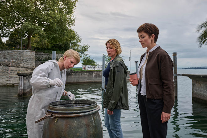 Freitagskrimi "Mordufer - Kurzes Gl&uuml;ck": Die Kommissarinnen Doro Beitinger (Franziska Weisz, M.) und Chiara Locatelli (Maria W&ouml;rdemann, r.) werden in ihrem zweiten gemeinsamen Fall mit einer Wasserleiche konfrontiert. Sarah Hertweg (Anna Gesa-Raija Lappe, l.) hat erste Informationen zu dem brisanten Fund im Bodensee f&uuml;r die Ermittlerinnen.