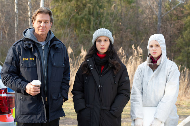 Freitagskrimi "R&uuml;ckkehr ohne Wiedersehen" aus der Krimireihe "Der Alte": Das Team um Caspar Bergmann (Thomas Heinze, l.), Annabell Lorenz (Stephanie Stumph, M.) und Dr. Luisa Geiger (Sidonie von Krosigk, r.), steht noch ganz am Anfang ihrer Ermittlungen.
