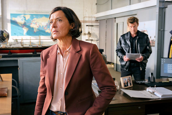 Friesland-Krimi "Schiffe schrotten": Die Reederei-Chefin Amke Wilhelmson (Ulrike Folkerts) wird von Henk Cassens (Maxim Mehmet) befragt.