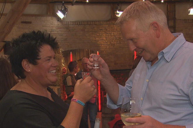 Heute (23.12.2025) bei "Bauer sucht Frau": Simone lernt J&ouml;rg auf der gro&szlig;en Abschlussparty kennen. L&auml;uft da was?