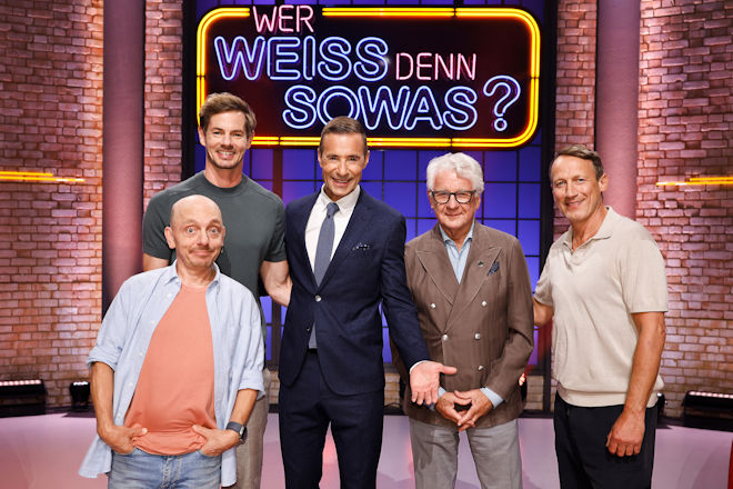 Moderator Kai Pflaume (M.) und seine Rateteam-Kapitäne Bernhard Hoëcker (l.) und Wotan Wilke Möhring (r.) begrüßen heute (03.11.2025) bei "Wer weiß denn sowas?" den Sportjournalist und TV-Moderator Alexander Schlüter (2.v.l.) und den Sportjournalist und -kommentator Marcel Reif (2.v.r.).
