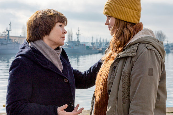 Karin Lossow (Katrin Sass) spricht mit Lara Scherer (Lilly Charlotte Dreesen) über die Festnahme ihres Vaters.