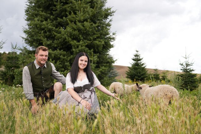 Heute (15.12.2025) bei "Bauer sucht Frau": Michi und Valentina auf der Schafweide.