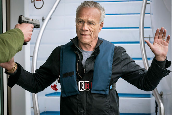 K&ouml;ln-Tatort "Hubertys Rache": Kommissar Max Ballauf (Klaus J. Behrendt) stellt sich dem Geiselnehmer Daniel Huberty (Stephan Kampwirth, l) an Bord des Ausflugsschiffes.