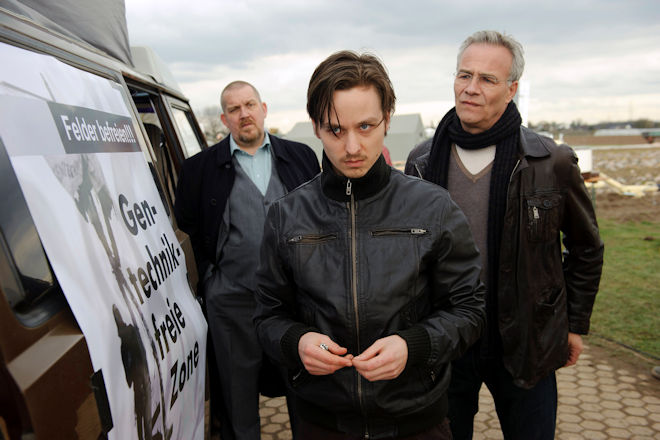 K&ouml;ln-Tatort "Auskreuzung": Alexander Geyda (Tom Schilling) ist ein f&uuml;hrender Kopf der Anti-Gentechnik-Szene. (hinten v.l) Freddy Schenk (Dietmar B&auml;r) und Max Ballauf (Klaus J. Behrendt)