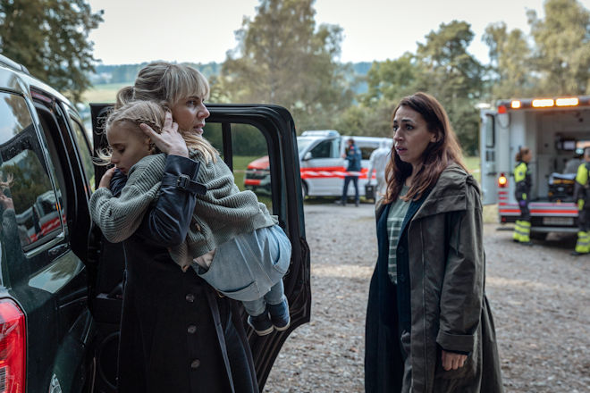 Zürich-Tatort "Blinder Fleck": Kommissarin Isabelle Grandjean (Anna Pieri Zuercher) und ihre Kollegin Kommissarin Tessa Ott (Carol Schuler) mit Ella Perrier (Maura Landert) bringen die junge Zeugin in Sicherheit.