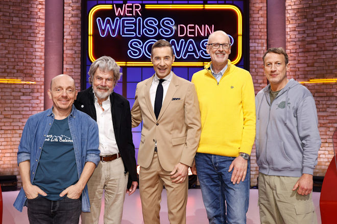 Moderator Kai Pflaume (M.) und seine Rateteam-Kapit&auml;ne Bernhard Ho&euml;cker (l.) und Wotan Wilke M&ouml;hring (r.) begr&uuml;&szlig;en heute (04.05.2026) bei "Wer wei&szlig; denn sowas?" den Extrembergsteiger, Abenteurer und Buchautor Reinhold Messner (2.v.l.) sowie den F&ouml;rster, Autor und Natursch&uuml;tzer Peter Wohlleben (2.v.r.).
