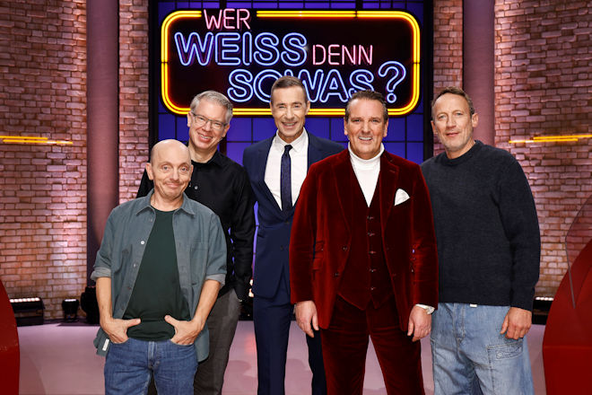 Moderator Kai Pflaume (M.) und seine Rateteam-Kapit&auml;ne Bernhard Ho&euml;cker (l.) und Wotan Wilke M&ouml;hring (r.) begr&uuml;&szlig;en heute (16.12.2025) bei "Wer wei&szlig; denn sowas?" den Unternehmer, Investor und Autor Frank Thelen (2.v.l.) und den Unternehmer und Investor Ralf D&uuml;mmel (2.v.r.).