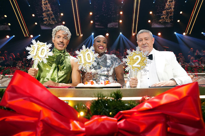 Die "Let&rsquo;s Dance - Die gro&szlig;e Weihnachtsshow"-Jury mit Jorge Gonz&aacute;lez (l.), Motsi Mabuse und Joachim Llambi.