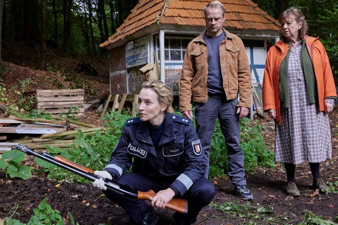 Hannah Wagner (Jana Klinge, l.) und Hauke Jacobs (Hinnerk Schönemann, M.) auf Spurensuche in "Nord bei Nordwest - Auf der Flucht".