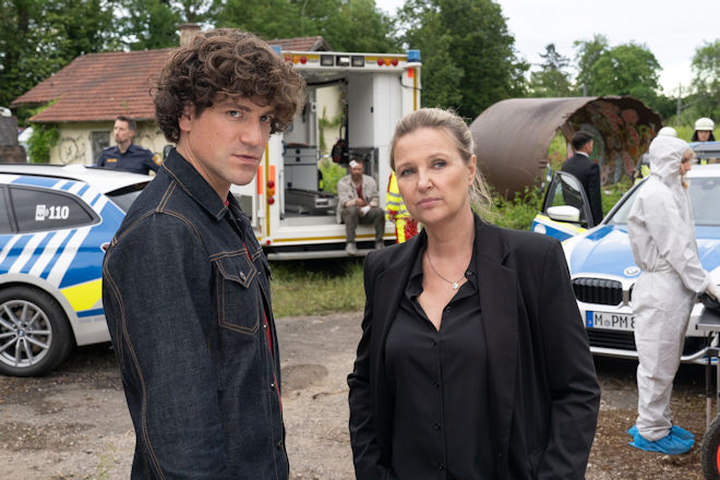 Freitagskrimi "Die Chefin - Wer bin ich?": Die Polizeikommissare Korbinian Kirchner (Jonathan Hutter, l.) und Vera Lanz (Katharina B&ouml;hm, r.) r&auml;tseln am Tatort &uuml;ber den merkw&uuml;rdigen Zeugen, der scheinbar sein Ged&auml;chtnis verloren hat.