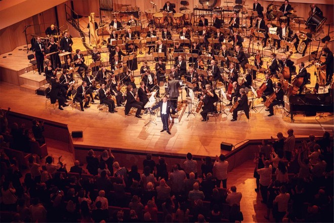 Zusammen mit der Dresdner Philharmonie entstanden symphonische Versionen der größten Roland Kaiser-Hits, darunter Klassiker wie "Dich zu lieben", "Extreme" und "Die Gefühle sind frei".