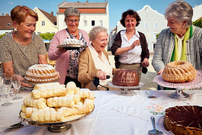 Oma Eberhofer (Enzi Fuchs, Mitte.) im Guglhupf-Himmel!