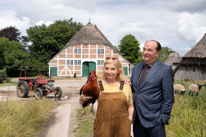 "Die Kanzlei - Weites Land": Anw&auml;ltin Isabel von Brede (Sabine Postel, li.) und Kanzleipartner Markus Gellert (Herbert Knaup, re.) tauschen den Anzug gegen Blaumann und Gummistiefel.