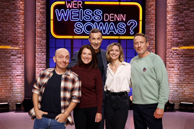 Moderator Kai Pflaume (M.) und seine Rateteam-Kapit&auml;ne Bernhard Ho&euml;cker (l.) und Wotan Wilke M&ouml;hring (r.) begr&uuml;&szlig;en heute (05.02.2026) bei "Wer wei&szlig; denn sowas?" die Schauspielerin Iris Mareike Steen (2.v.l.) und die Schauspielerin Svenja Jung (2.v.r.).