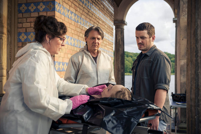Potsdam-Krimi "Haveltod - Im Kopf eines Killers": Miriam (Katrin Heller, l.), Armin (Wolfgang Bahro, M.) und Gregor (Felix Kreutzer) begutachten Melinas Leiche (Lilly Joan Gutzeit).