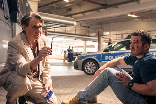 "Haveltod - Ein Potsdam-Krimi": Armin (Wolfgang Bahro, l.) findet Gregor (Felix Kreutzer) verletzt im Parkhaus am Boden, der Angreifer ist verschwunden.