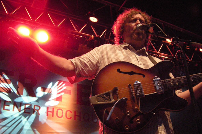 HappySpots gratuliert der &ouml;sterreichischen Musiklegende Peter Cornelius ganz herzlich zu seinem 75. Geburtstag und feiert einen K&uuml;nstler, der mit seinen zeitlosen Hits wie "Reif f&uuml;r die Insel" die Herzen von Generationen ber&uuml;hrt hat.