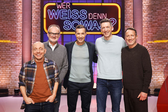 Moderator Kai Pflaume (M.) und seine Rateteam-Kapit&auml;ne Bernhard Ho&euml;cker (l.) und Wotan Wilke M&ouml;hring (r.) begr&uuml;&szlig;en in dieser Sendung den Journalist und ehemaligen Fernsehmoderator Frank Plasberg (2.v.l.) sowie den H&ouml;rfunk- und Fernsehmoderator Steffen Hallaschka (2.v.r.).