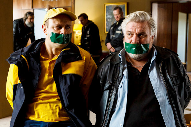 Krimi "Der Waffendeal" aus der Reihe "Harter Brocken": Dorfsheriff Koops (Aljoscha Stadelmann, re.) und Postbote Heiner (Moritz Führmann) in der Klemme.