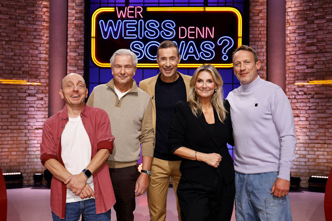 Moderator Kai Pflaume (M.) und seine Rateteam-Kapitäne Bernhard Hoëcker (l.) und Wotan Wilke Möhring (r.) begrüßen heute (15.12.2025) bei "Wer weiß denn sowas?" den ehemaligen regierendern Bürgermeister von Berlin, Klaus Wowereit (2.v.l.) und die Sängerin und Fernsehmoderatorin Kim Fisher (2.v.r.).