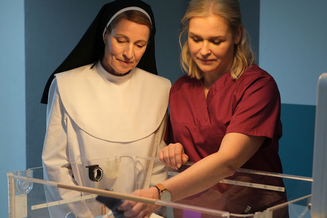 "Lena Lorenz - Klosterbaby": Priorin Josefina Mund (Kirsten Block, l.) erkl&auml;rt Lena Lorenz (Judith Hoersch, r.), dass sie einen Weg finden m&ouml;chte, damit Veronika auch in Zukunft Teil der Klostergemeinschaft bleiben darf.