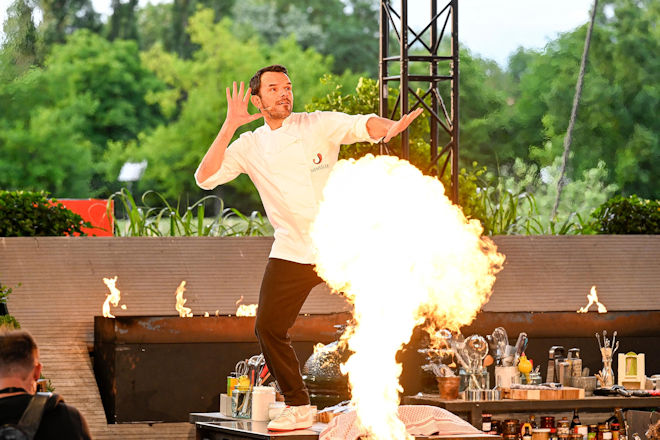 Beim "Grill den Henssler Sommer-Special" mit Steffen Henssler brennt es lichterloh.