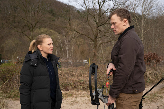 Helen Dorn (Anna Loos) befragt Sasha Jellinek (Sebastian Hülk) während des Bogenschießens.