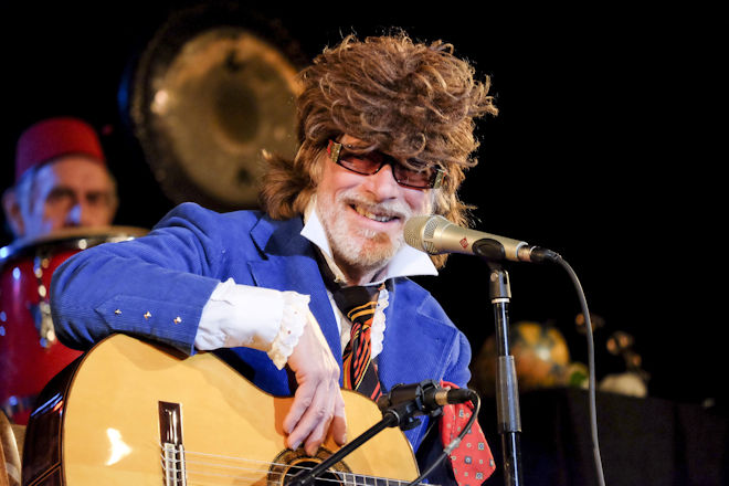Der kreative Allrounder Helge Schneider - Musiker, Komiker und Filmemacher - portraitiert sich zum 70. Geburtstag selbst. Mit Originalaufnahmen unter anderem von seiner "Pretty Joe & die Dorfschönheiten Tournee 2014".