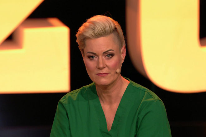 Notärztin Dr. Carola Holzner begeistert in ihrer Bühnenshow "Doc Caro live - Lebe jetzt!" mit einer bunten Mischung aus medizinischem Wissen, Humor und echten Lebensweisheiten.