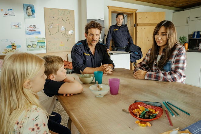 Herzkino "Die verschwundenen Eltern": Hailey Lechner (Hanna Heckt), Paul Lechner (Maximilian Kaiser), Polizist Siggi Loisl (Sebastian Gerold), Polizist Charlie (Thomas Birnstiel) und Katja Baumann (Simone Thomalla) machen sich große Sorgen um die plötzlich verschwundenen Eltern.