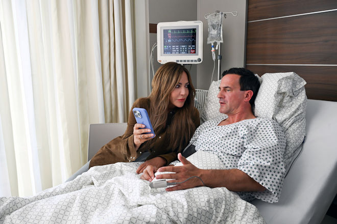 Herzkino "Fr&uuml;hling - Vergiss mein nicht": Katja Baumann (Simone Thomalla) versucht Friedel Gottwald (S&ouml;nke M&ouml;hring) zu helfen, in der Gegenwart zurecht zu kommen.