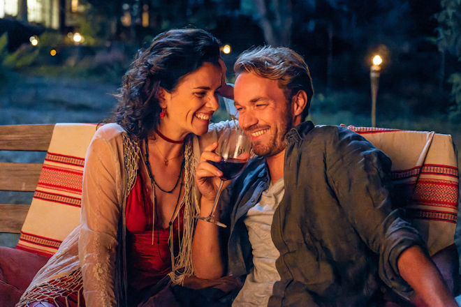 Smilla (Maxine Kazis) hat sich Hals über Kopf in Love (Max Woelky) verguckt. Bei einem Abendessen versucht sie, ihn mit Wein abzufüllen und zu verführen.