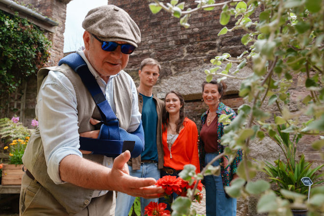 Dank dem Einsatz von Charlotte Mansfield (Sabine Vitua, r.) kann Stephen Crayshaw (Joachim Król, l.) die Welt wieder in all ihrer Farben sehen. Victoria Crayshaw (Silvana Damm, 2.v.r.) und Jon Stebbings (Oleg Tikhomirov, 2.vl.) freuen sich mit ihm.
