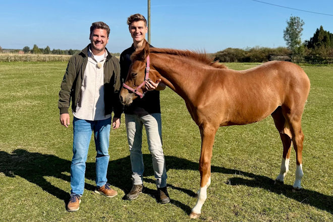 Bauernreporter Ralf (li.) besucht Ackerbauer Friedrich.