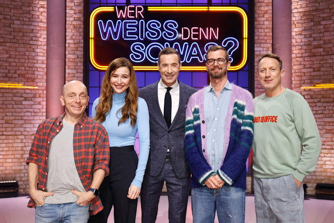 Moderator Kai Pflaume (M.) und seine Rateteam-Kapit&auml;ne Bernhard Ho&euml;cker (l.) und Wotan Wilke M&ouml;hring (r.) begr&uuml;&szlig;en heute (06.03.2026) bei "Wer wei&szlig; denn sowas?" die Entertainerin, Moderatorin und Schauspielerin Katrin Bauerfeind (2.v.l.) und den Moderator und Schauspieler Joko Winterscheidt (2.v.r.).