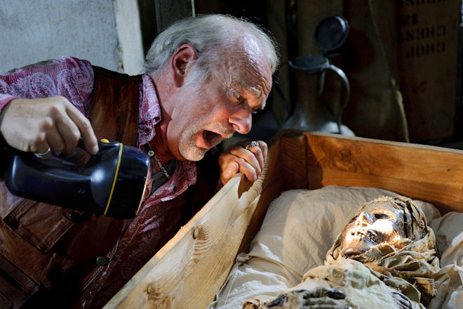 M&uuml;nster-Tatort "Der Fluch der Mumie": Was f&uuml;r ein Schreck f&uuml;r Herbert Thiel (Claus C. Clausnitzer): Auf dem Dachboden einer Villa entdeckt er beim Entr&uuml;mpeln eine Mumie.