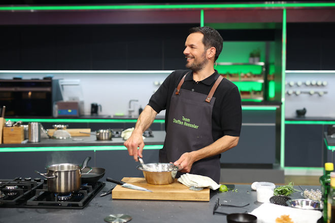 Steffen Henssler ist erstmals als "The Taste"-Coach dabei - und träumt laut eigener Aussage direkt vom "goldenen Löffel".