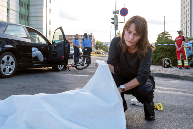 Polizeiruf 110 "Your Body My Choice": Hauptkommissarin Doreen Brasch (Claudia Michelsen) untersucht die Unfallstelle, an der die Radfahrerin ums Leben kam.