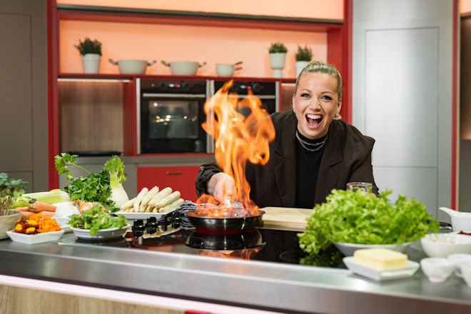 Moderatorin Zora Klipp l&auml;dt heute (15.04.2026) im ZDF zu einer "K&uuml;chenschlacht XXL" ein.