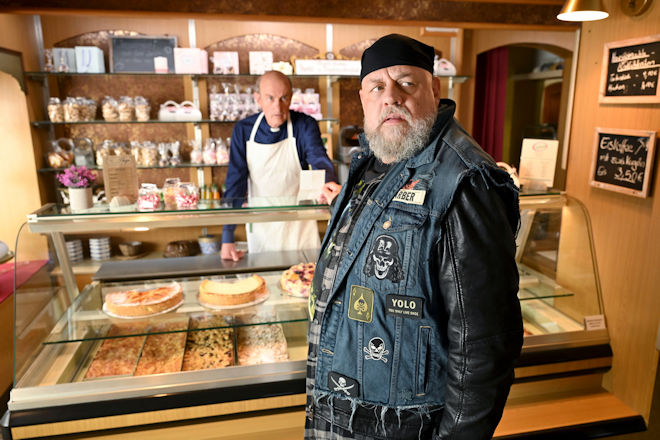 "Fr&uuml;hling: Ich wei&szlig;, was du heimlich getan hast": Pfarrer Sonnleitner (Johannes Herrschmann, l.) ahnt, dass Charly (Thomas Wenke, r.) &Auml;rger f&uuml;r Fr&uuml;hling bedeutet.