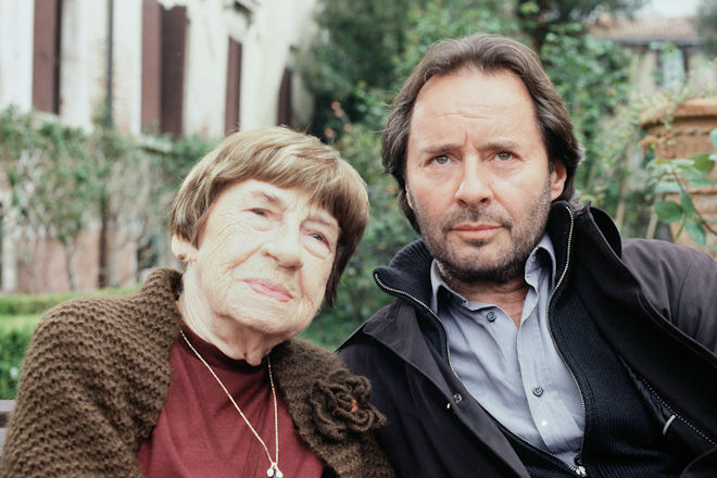 "Donna Leon - Sanft entschlafen": ommissario Brunetti (Uwe Kockisch) sorgt sich um seine Mutter (Christel Peters), in deren Altenheim verd&auml;chtig viele &auml;ltere Menschen "sanft entschlafen".