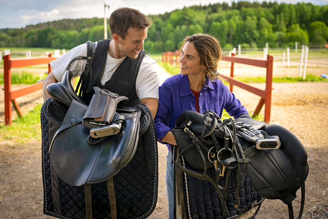 Lea (Vita Tepel) hat sich als Pferdepflegerin auf das Gestüt eingeschlichen. Mit Mik (Florian Frowein) versteht sie sich nach einigen Startschwierigkeiten inzwischen recht gut