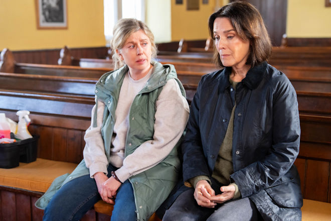 Irland-Krimi "Die Tote am Fluss": Cathrin Blake (D&eacute;sir&eacute;e Nosbusch) trauert mit Claire Hayes (Lesley Conroy), deren Tochter Orla brutal ermordet wurde.