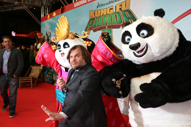 Hollywood-Star Jack Black posiert zusammen mit seinem Film-Charakter Po aus "Kung Fu Panda 3"
