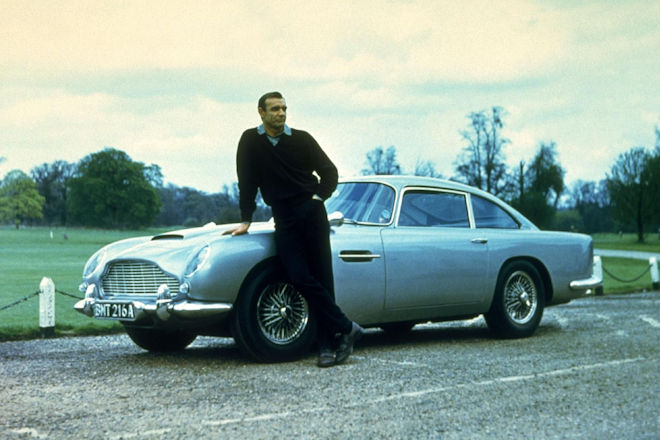 Geheimagent James Bond (Sean Connery) wird vom Geheimdienst mit modernsten Waffen ausgestattet, so hat z.B. Bonds Sportwagen einen eingebauten Schleudersitz für ungebetene Gäste.